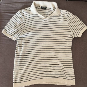 Massimo dutti piké  - Säljer min schyssta Massimo dutti piké då den har blivit någorlunda för liten. Storlek M men ska nog passa storlek S också. Bra skick som visas på bilderna!