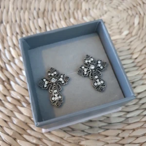 Kors Örhängen - Moi Moi kors örhängen med små stenar,❤️Endast provade, rengjorda (Bilder från förra säljaren, box ingår ej) 