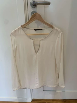 Zara blus  - Säljer denna zara blus eftersom att den inte kommer till användning.