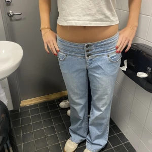 Lågmidjade jeans - Säljer såå snygga jeans från second hand, unika och oanvända!! Som nya☺️ midjemått över midjan är 39cm!