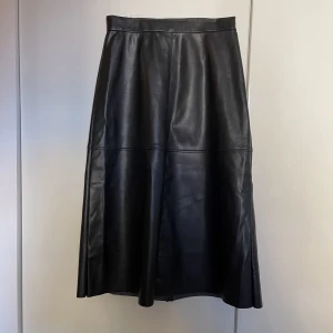 Skinnkjol - Lång skinnkjol från H&M, i stl 36! Mycket fint skick! 