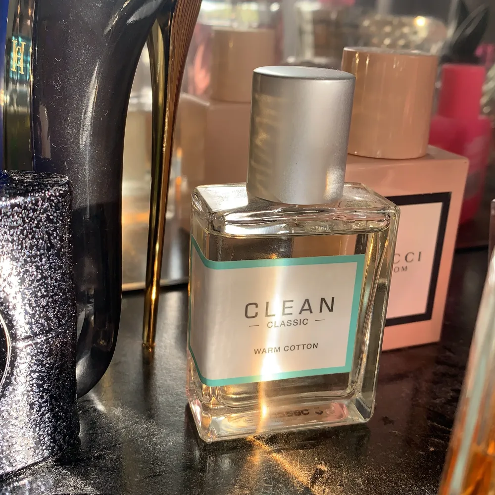 Säljer nu min clean parfum, använd två gånger. Luktar så otroligt gott och fräscht. Nytt pris 525kr!. Övrigt.