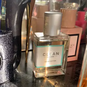 Säljer nu min clean parfum, använd två gånger. Luktar så otroligt gott och fräscht. Nytt pris 525kr!