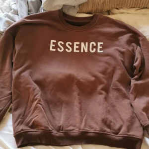 Tröja - Säljer denna tröja, har inte fått så mycket användning av den, den är i nyskick och har andvänts cirka 4 gånger. Den är köpt på lager 157 för cirka ett år sedan. Kom privat om ni vill diskutera annat bud. 