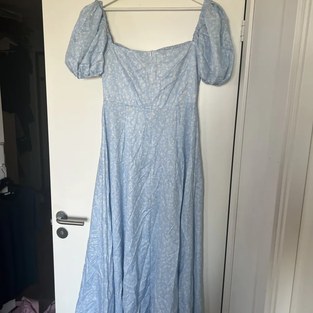 En blå lång blommig klänning från Shein, helt ny, står inte storlek men skulle säga s/m, samma modell som sista bilden. . Klänningar.