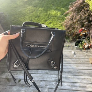 NELLY svart handväska  - En snygg axel- och handväska från Nelly som jag inte använder längre. Är väldigt sparsamt använd och har inga defekter🎀✨