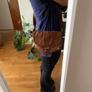 En fin liten brun väska 