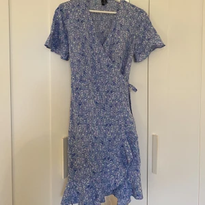 Blommig klänning  - En omlottklänning från vero moda