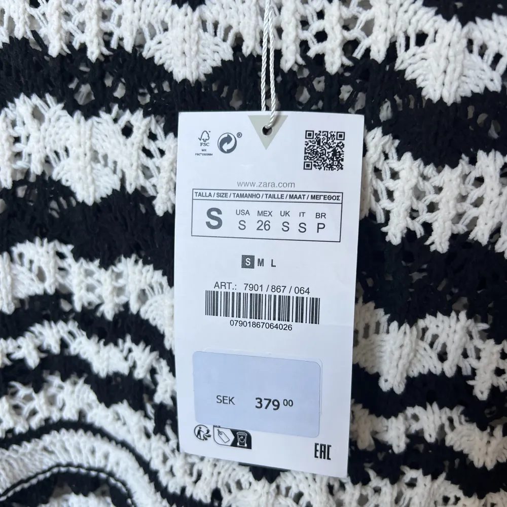 Säljer denna fina tröja från zara som aldrig är använd med lappen kvar! (Frakt tillkommer). Stickat.