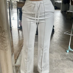 Vita byxor  - Från bikbok