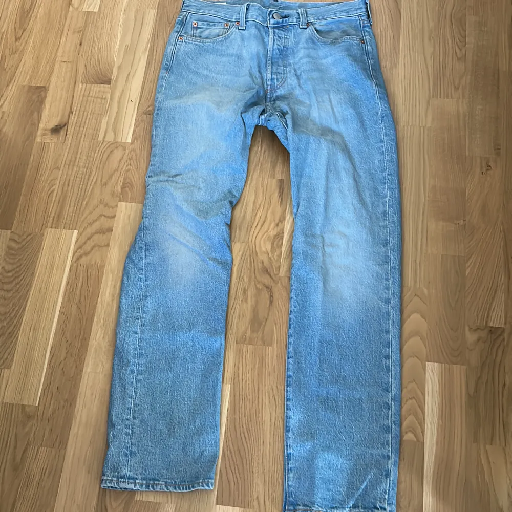 Säljer ett par ljusblåa levis 501 jeans. Anledningen är att jag slutat använda de helt. (Nypris runt tusenlappen) sparsamt använda. Inga som helst slitningar eller liknande.  Skriv för frågor o funderingar. Pris kan diskuteras vid snabb affär!. Jeans & Byxor.