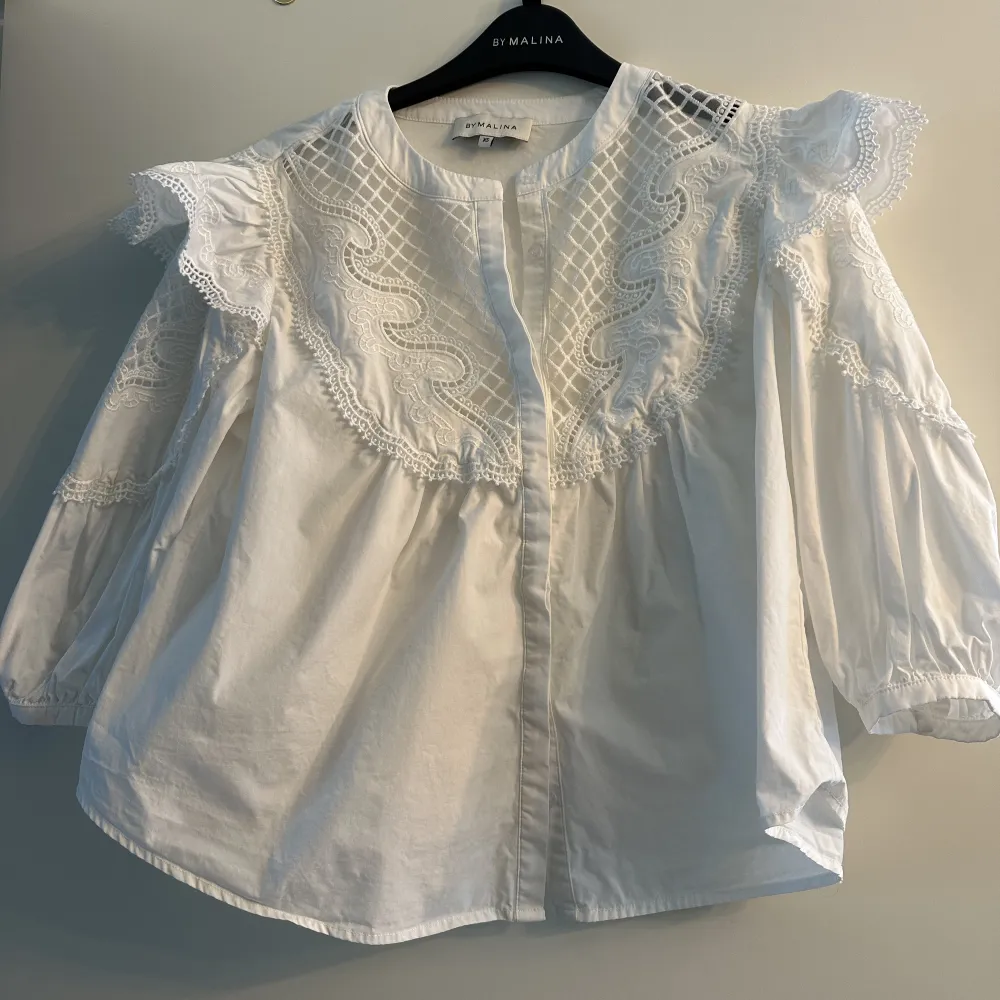 Last summer’s white by Malina blouse. Worn once. Original price: 1690 SEK. Blusar.