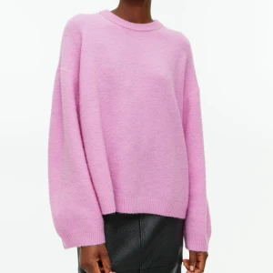 Arket - stickad tröja - Säljer min nästan nya tröja från Arket, använd en gång. Storlek S🫶🏼