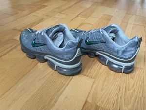 Nike Vapormax  - Hej! Jag säljer mina Vapormax då jag använt dom ett fåtal gånger. Dem är i storlek 42,5. Orginial låda medföljs vid köp av skorna. 