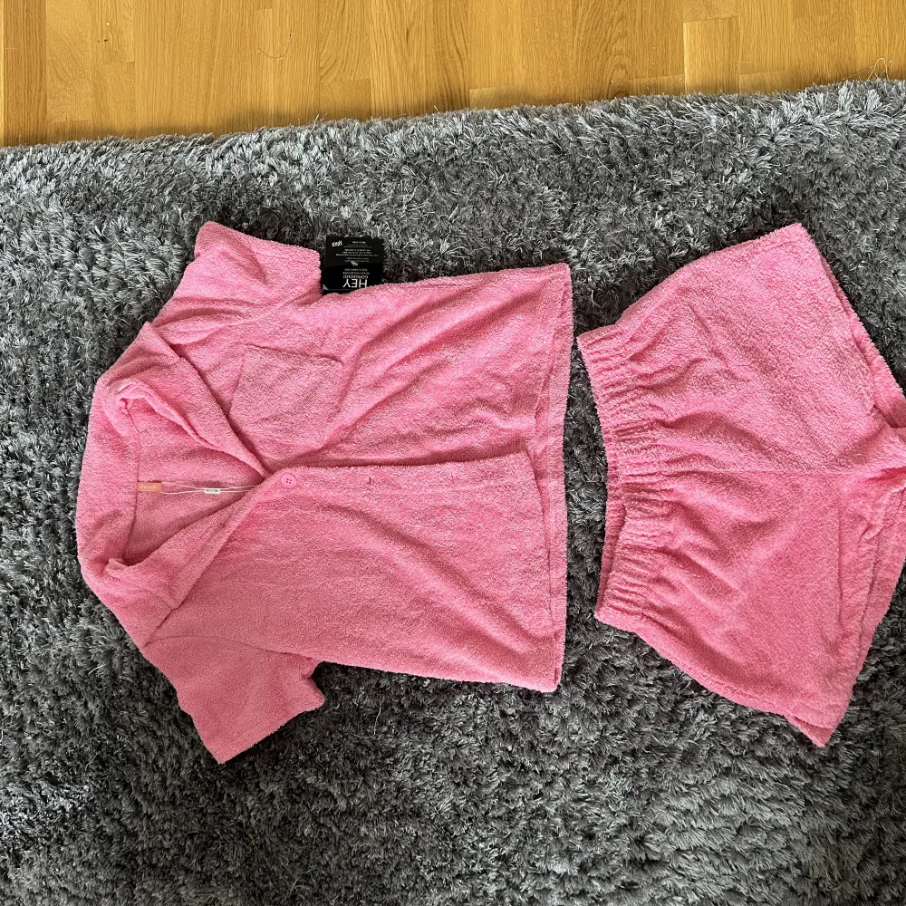 Ett rosa frotté sett från Nelly nypris 599kr, shortsen använda en gång och skjortan helt ny  Skjortan 250kr  Shortsen 200kr  Hela settet 400kr . Hoodies.