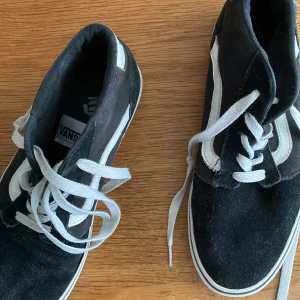 Vans - Ganska bra skick. Kan tvättas lite. Inga hål. 
