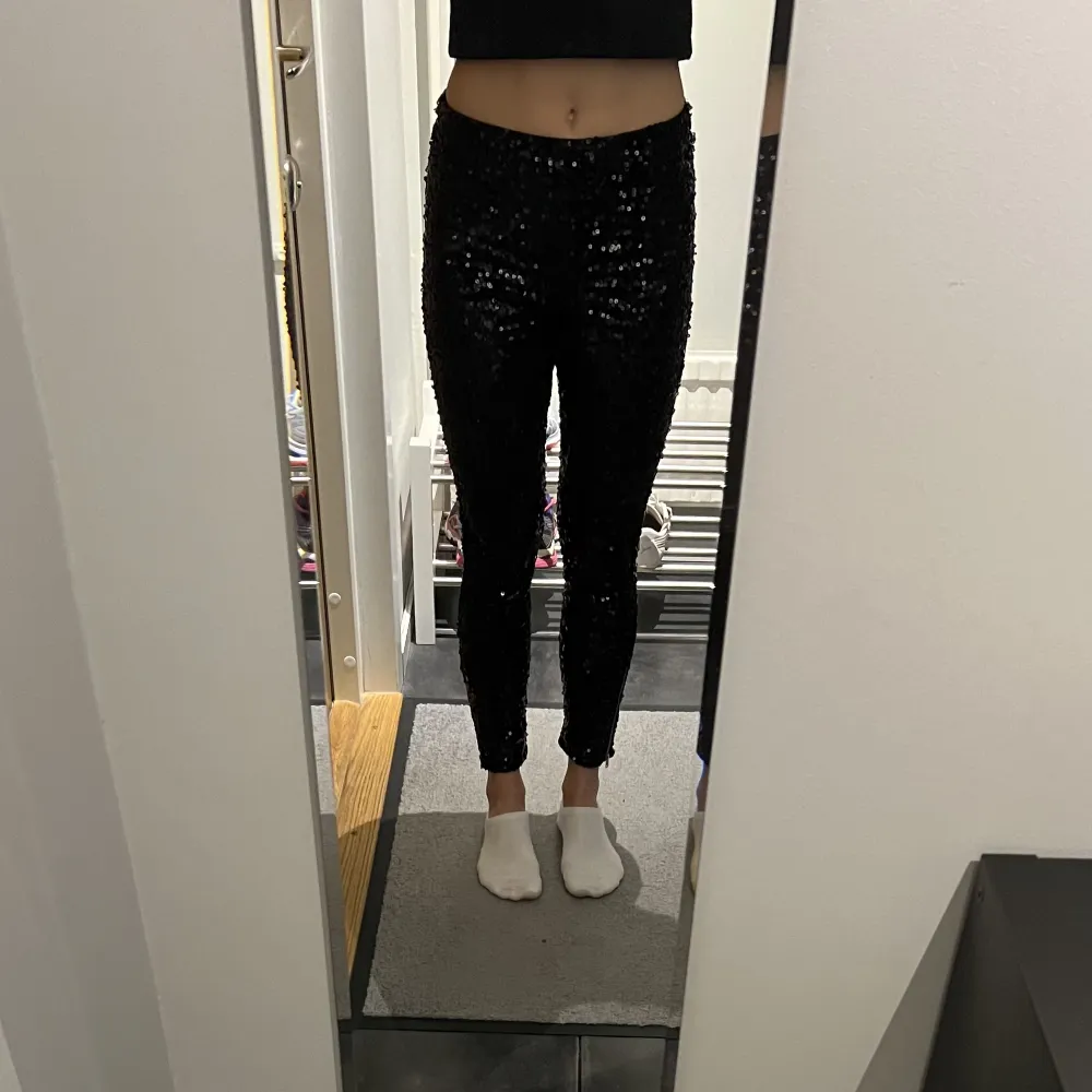 Leggings med paljetter från H&M i strl 34. Aldrig använda. . Jeans & Byxor.