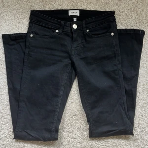 Lågmidjade bootcut jeans - Säljer mina favoritjeans pga att det är på gränsen till för korta!🩷dem är i ett mycket bra skick💗de är slutsålda på nätet💗