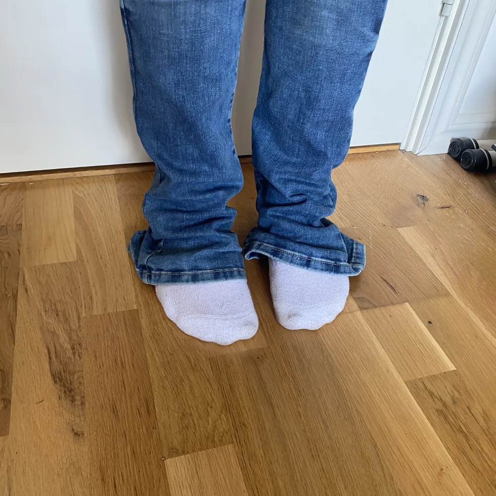 Säljer dessa skitsnygga ltb jeans valerie. På den tredje bilden är modellen 167 och på resten av bilderna 158cm❤️. Jeans & Byxor.