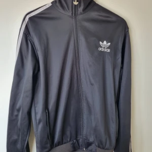 Adidas crewneck zipper retro - Storlek medium. Retro adidas. Helt okej skick men lite sliten