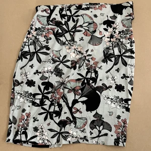 Paketpris 2 kjolar  - Två kjolar säljes i paketpris, båda kommer från ginatricot i storlekarna: M på båda 