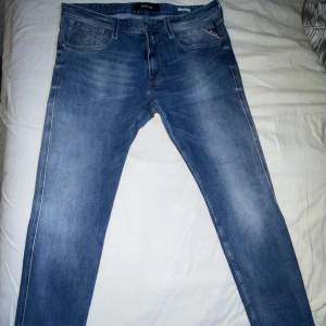 Ett par trendiga Replay jeans modell anbass i storlek 34/32. Dom är i riktigt fint skick, pris går att diskuteras vid snabb affär!