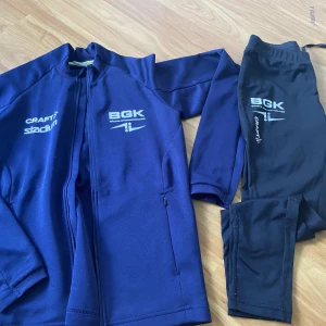 BGK kläder  - Tröja 146-152 bra skick  Tights 134-140 välanvända Inga namn på  
