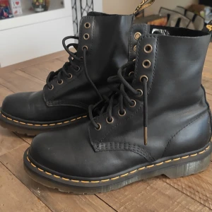Dr. Martens 1460 PASCAL - NYSKICK - storlek 38 - Säljer mina Dr Martens pga fel storlek. Använda endast 3 gånger. Yttermaterial: Skinn Foder: Kombination av skinn och textilfoder Innersula: Skinn-textil-kombination Sula: Slittåligt gummi Passform m.m. Skafthöjd: 16.5 cm i storlek 39 Skafthöjd: Ankel Kla