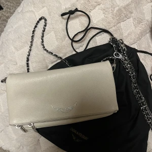ZADIG VÄSKA  - Säljer denna super najs väska från Zadig då den inte kommer till användning längre! Köpt för 3 200kr 💗Mycket bra skick