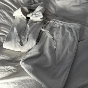 Mjukisdress  - Mjukisdress från Gina Tricot. Använda men i bra skick🌸