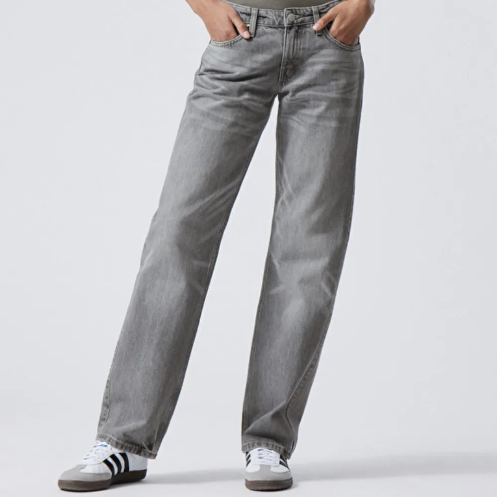 Låg midjade jeans från Weekday, knappt använd så i fint skick. W25xL30. Jeans & Byxor.