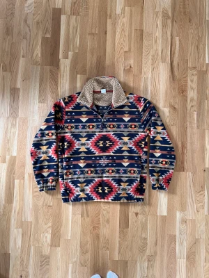 Pullover sweater  - Säljer min pullover tröja med lurvigt material då den är för liten. Skick 8-9/10 inga flaws. 