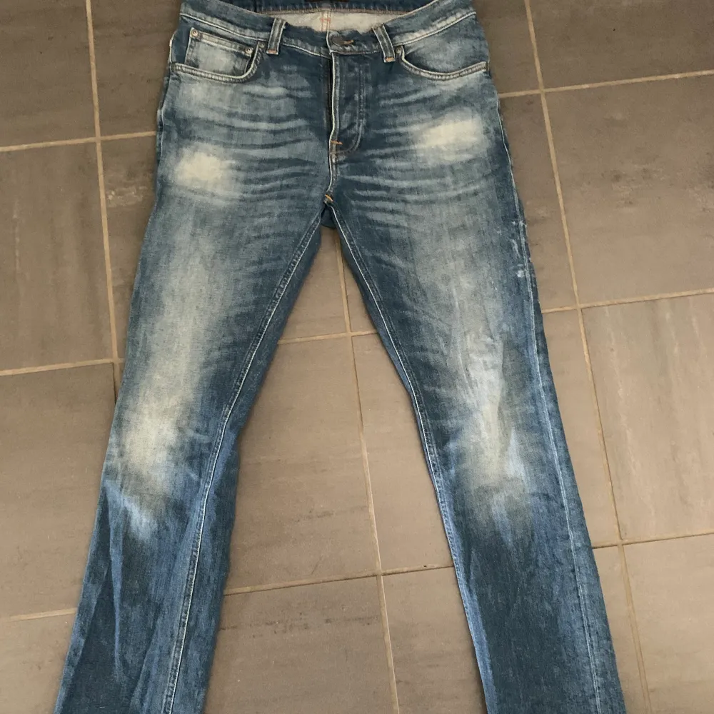 Säljer mina sjukt feta nudie jeans som inte längre kommer till användning, storlek 32/32. Köpta för 1800 i nudies butik i gbg. Kom dm för funderingar! 😃. Jeans & Byxor.