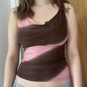 Y2k linne - Brun och rosa glittrigt linne. Knappt använd men köpt secondhand. 