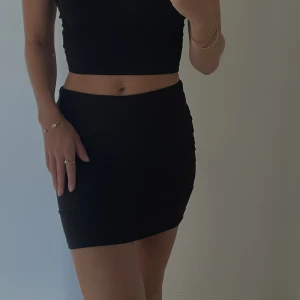 Kjol - Kjol med dragkedja i brons där bak💗Den är i storlek M men passar mig som har Xs/S 