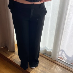 Kostymbyxor - Bra skick. Modellen är 164 men passar även mycket längre. 