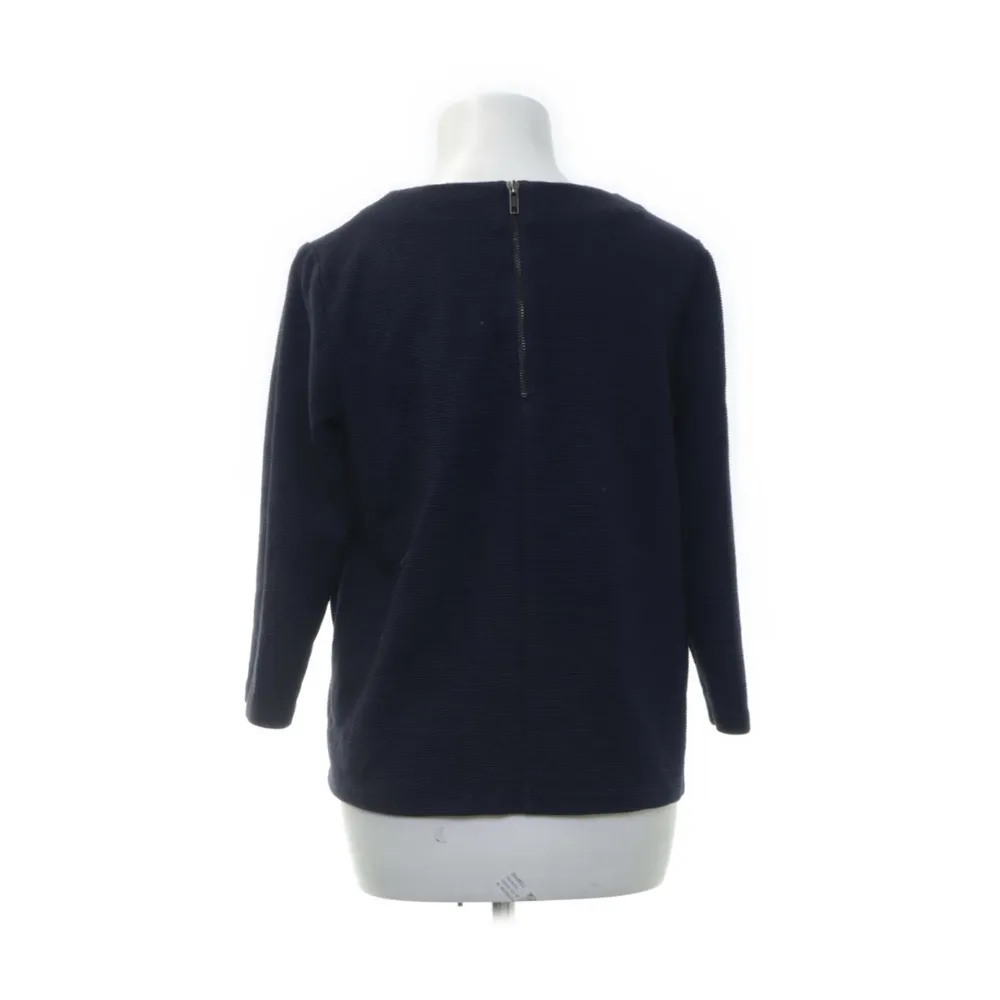säljer denna snygga tröja från åhlens, den är typ trekvartsärmad och snygg till ett par jeans. Tröjor & Koftor.