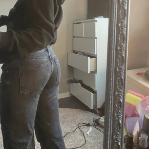 Gina Jeans - Säljer nu dessa jeansen då jag inte får någon användning av de längre tyvärr. Mid-rise jeans från Gina Tricot, liknar Zaras mid-rise jeans väldigt mycket!🩷