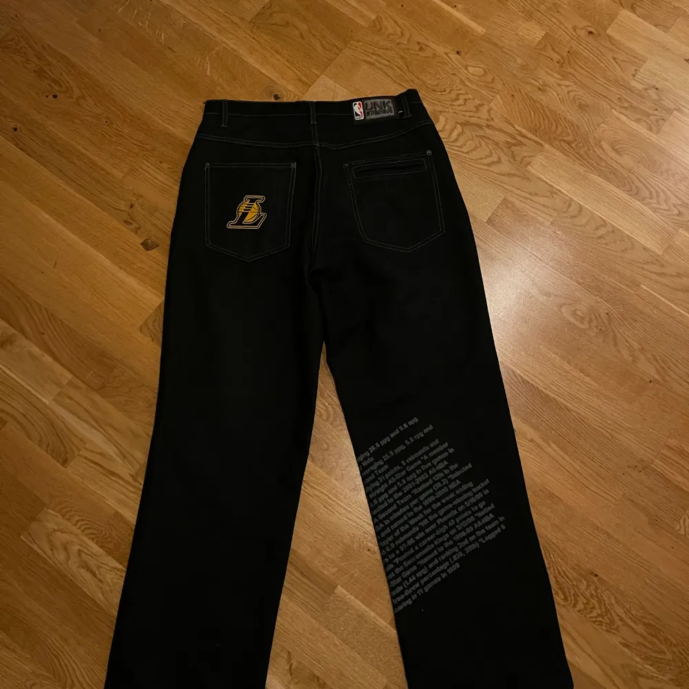 Ett par feta Kobe Bryant jeans från märket UNK NBA. Jeansen är sällsynta. Storlek 34/34 men mindre i midjan. Byxorna har coola detaljer så som texten på byxorna som det står om Kobes karriär och örhänget.. Jeans & Byxor.