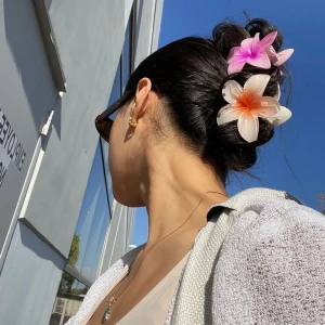 Blom-hårklämmor - Supergulliga hårklämmor, helt nya! Köpta i ett kit från amazon, men behöver inte alla klämmor, därav säljer jag 3 utav dem🤗39kr/st! Bara att skriva vid eventuella frågor💘 (första bilden är min, dem andra 2 e lånade)