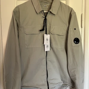 CP Company overshirt medium - Shirt - Long Sleeve Gabardine Strl M Köpt på Harrys Mode i Borås Sparsamt använd Inga byten