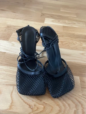 Klackar - Bottega liknande klackar med snörning som man knyter upp längst benet. Aldrig använda.