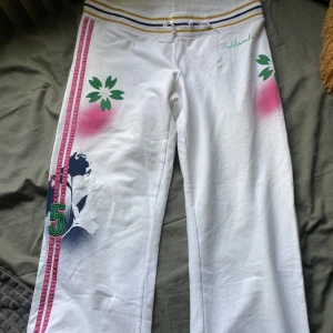 Vintage byxor  - Vintage byxor från när mamma va ungdom. En liten defekt som ni ser på bild 3. Snören vid benen så man kan göra dom mindre. Ankel byxor Skriv för bild hur dom ser ut på:)