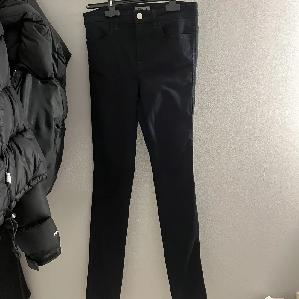 säljer dessa ” lola super stretch jeans” ifrån filippa k i storlek 36 som kommit till användning väldigt fåtal gånger! dom är väldigt mörkblåa så ser nästan svarta ut💘kostar 1700 kr i nypris. Jeans & Byxor.