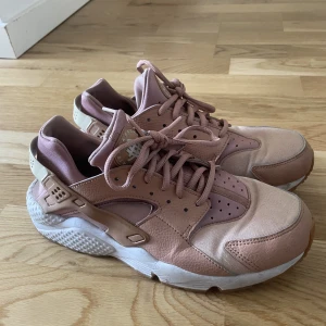 Nike huarache - Nike huarache i fin rosa färg! Såå sköna men kommer tyvärr inte till användning.  