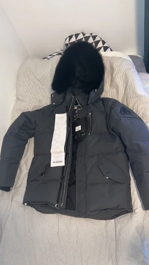 MOOSE KNUCKLES JACKA (30 Jacket) Storlek M Kvitto finns - Säljer min Moose Knuckles jacka i storlek Medium för 3500kr, kvitto o lappar finns med köpte den för 12 000 i december.