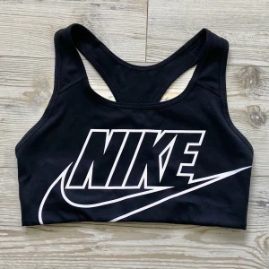 Nike träningsbh - Träningsbh från Nike i fint skick 🖤