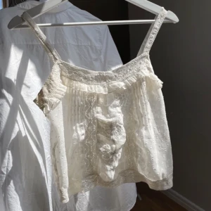 Gullig topp - Supergullig topp, men satt inte ritkigt som önskat och därav säljs.💘 Bara att skriva vid frågor!🤗 Vanligt begagnat skick. (Lånade bilder)