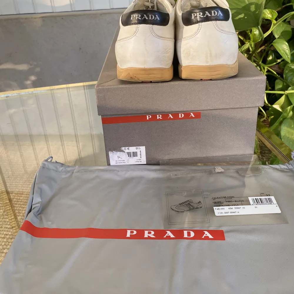 Hej, säljer ett par Prada sneakers i vit färg. De är använda men har fortfarande mycket kvar att ge. Säljer billigt. Nypris över 7000kr. Storlek 41 och True To Size. Hör av dig vid intresse. . Skor.