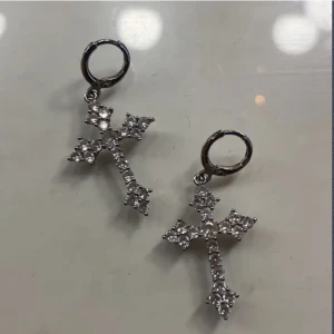 Kors örhängen - As coola y2k kors örhängen💎 Sparsamt använda